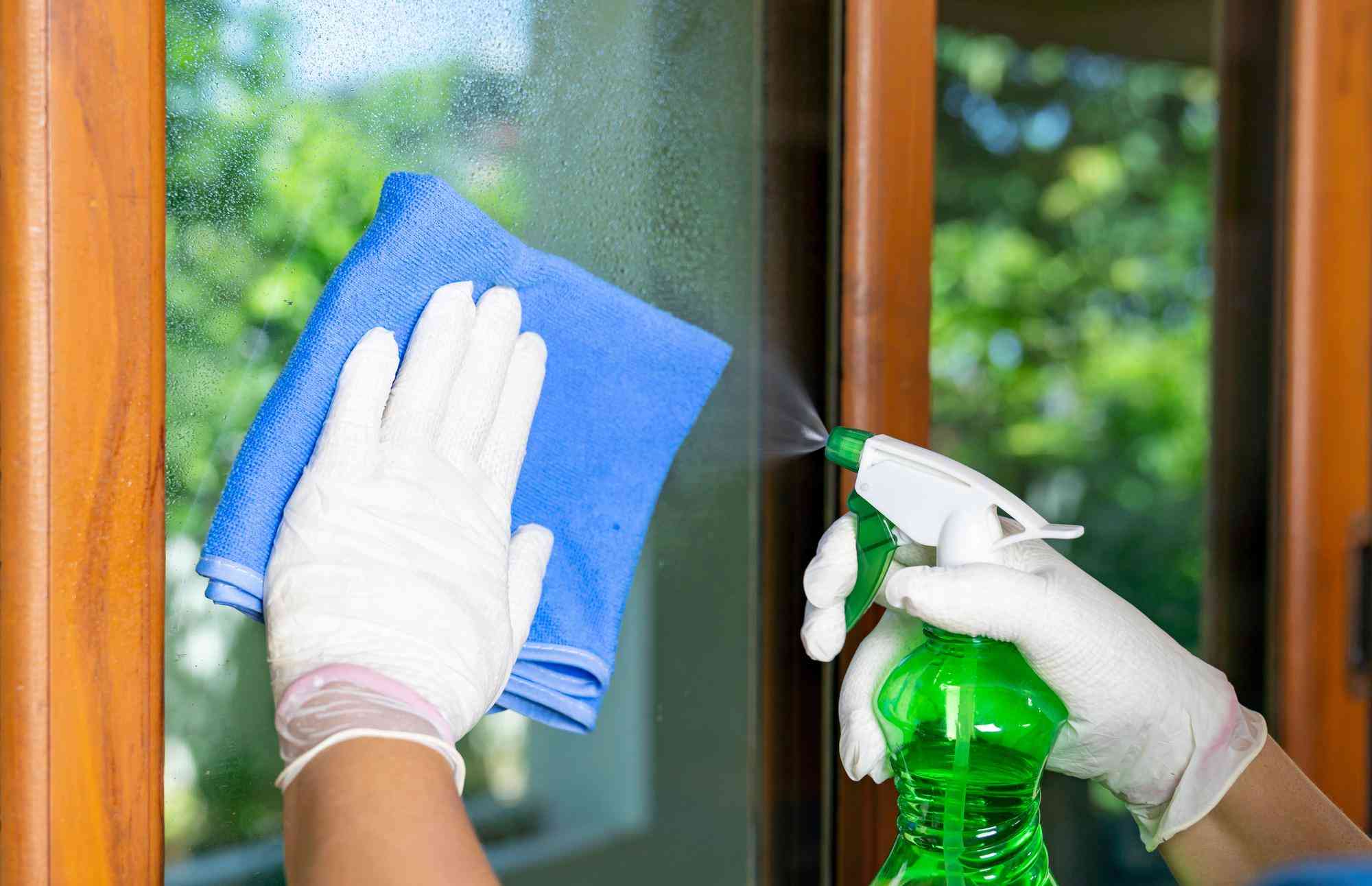 Wiping a window pane with a microfibre cloth